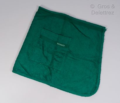 HERMES Paris Serviette sortie de bain en coton éponge vert émeraude, poche signée...