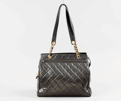 CHANEL Sac cabas en cuir agneau matelassé noir 36 cm, fermeture éclair, double poignée...