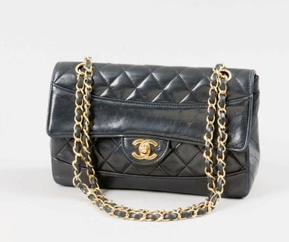 CHANEL Sac en cuir agneau matelassé noir 23 cm, fermeture sur rabat agrémentée du...