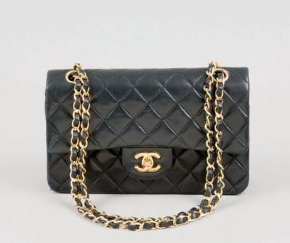 CHANEL Sac "2.55" en cuir agneau matelassé noir 23 cm, fermeture sur rabat agrémentée...