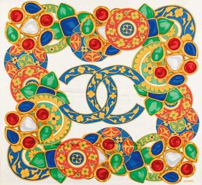 CHANEL Châle en soie imprimé à motif de bijoux multicolores siglé au centre sur un...