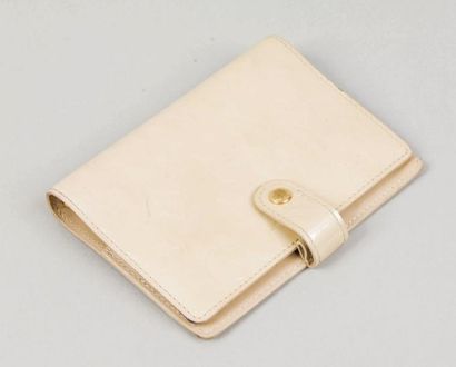 Louis VUITTON Enveloppe d'agenda en cuir vernis beige monogrammé, poche intérieure,...