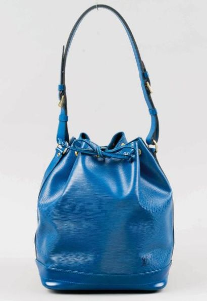 Louis VUITTON Sac "grand Noé" en cuir épi bleu, fermeture lien, anse bandoulière...