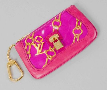 Louis VUITTON Pochette porte-clés en cuir vieux rose et soie imprimée de chaînes...