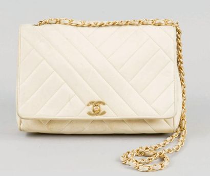 CHANEL Sac en cuir agneau beige à effet de sûrpiqures en diagonal, fermoir siglé...