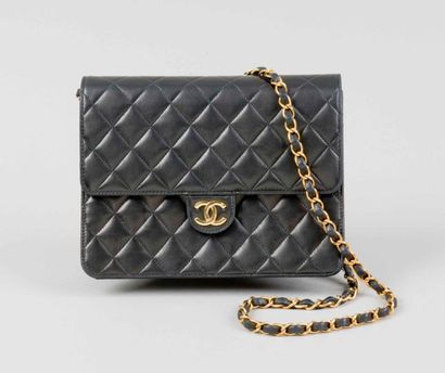 CHANEL Sac en cuir matelassé noir 22cm, fermeture rabat sur pression, anse bandoulière...