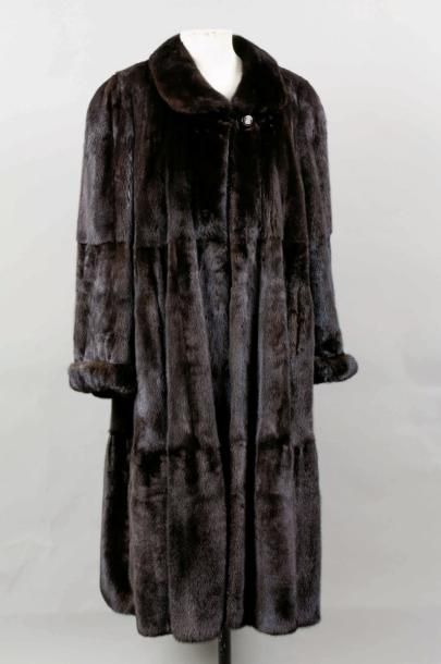  Ample manteau en Vison femelle dark Saga, travail pleines peaux, petit col, simple...