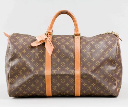 Louis VUITTON Sac "Keepall" 50 cm, en toile monogram et cuir naturel, fermeture éclair,...