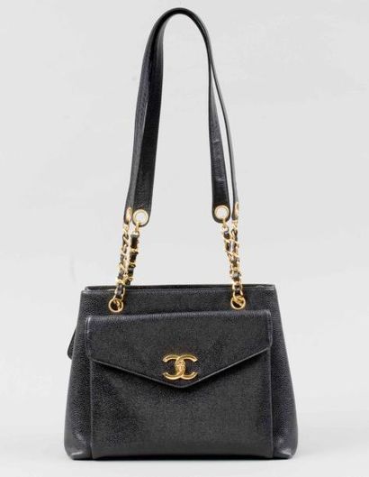 CHANEL Sac en cuir grené noir 31 cm,fermeture éclair agréméntée d'une tirette en...