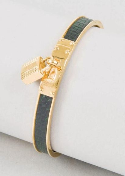 HERMES Paris made in France Bracelet jonc "Kelly" en métal doré et lézard noir