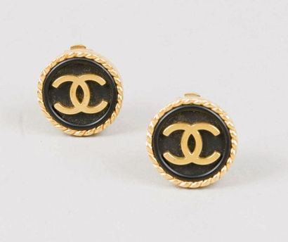 CHANEL Paire de boucles d'oreilles en métal doré orné du sigle de la maison