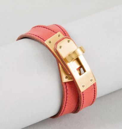 HERMES Paris made in France Bracelet "Kelly" double tour en cuir grené corail, fermoir...