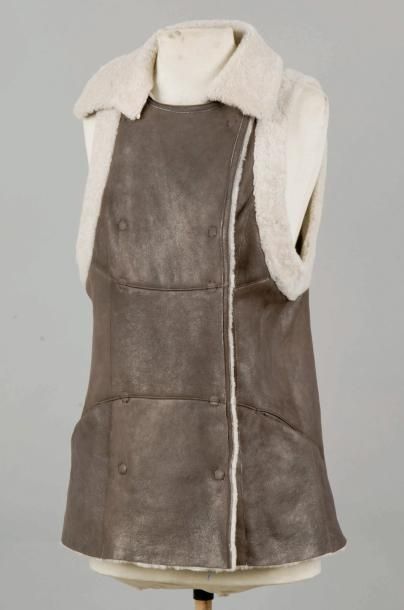 Karl LAGERFELD Gilet en cuir vieilli argent et Baby Lamb, petit col, double boutonnage...