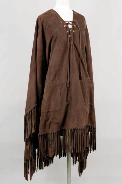 GUCCI par Tom FORD Cape poncho en agneau velours marron frangé doublé de cachemire...