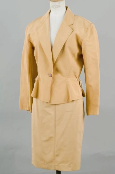 ALAIÄ Tailleur en polyester beige, veste à col châle cranté, deux poches agrémentées...