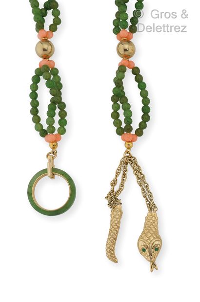 null 
Collier composé de trois rangs de perles de jade néphrite, retenu par des perles...