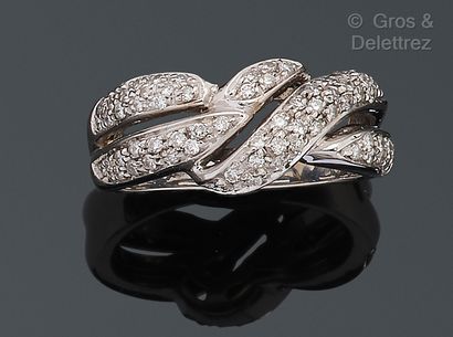 null Bague « Croisée » en or gris, composée d’un motif entrelacé pavé de diamants...