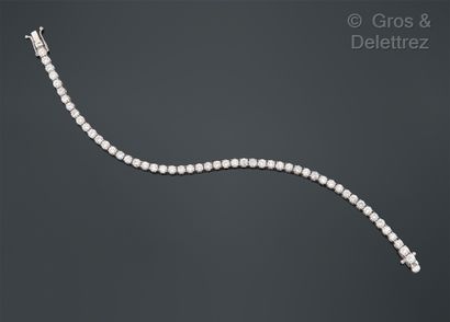 null 
Bracelet « Ligne » en or gris entièrement serti de diamants taillés en brillant.	




Poids...