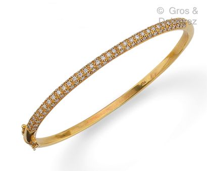 null Bracelet « Jonc » en or jaune, orné d’un pavage de diamants taillés en brillant....