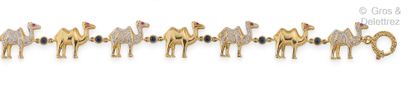 null Bracelet articulé en or jaune, à décor de chameaux certains pavés de diamants...