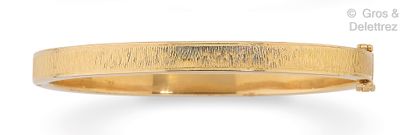 null Bracelet « Jonc » en or jaune strié. Tour de poignet : 18 cm. P. 22,4g.