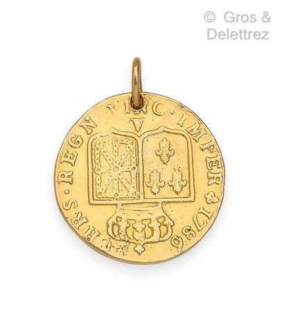 null Pendentif en or jaune, retenant un Louis d’or (1786). Longueur : 2,5 cm. P. 7...