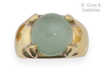 null Bague en or jaune, ornée d’un cabochon de quartz vert étoilé. Tour de doigt :...