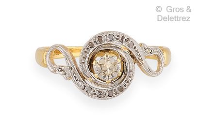null Yellow and white gold ring, decorated with a chased scroll. Finger size : 57....