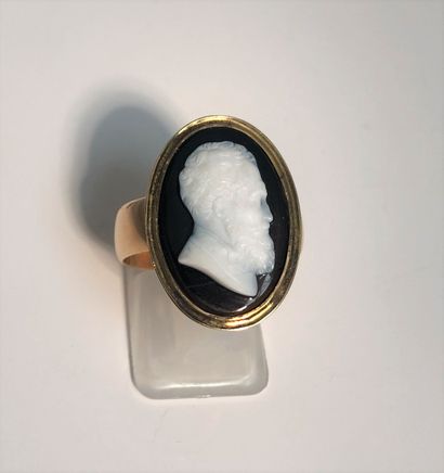 null Yellow gold ring, decorated with a cameo on onyx representing a profile of man....