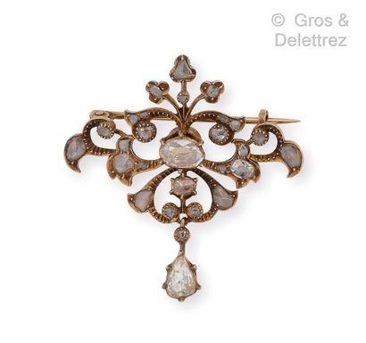 null Brooch with two articulated bodies in yellow gold and silver, decorated with...