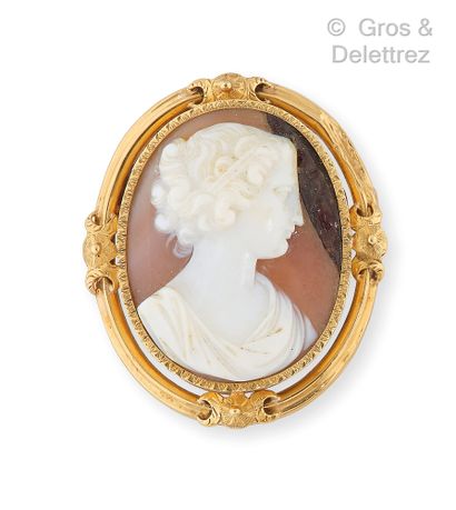 null A yellow gold brooch with a shell cameo in a frame of chiseled flowers (accident...