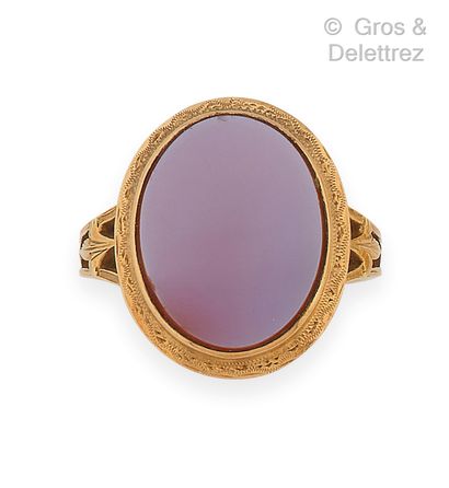 null Bague en or jaune, ornée d’une plaque d’agate. L’anneau ajouré de fleurs de...