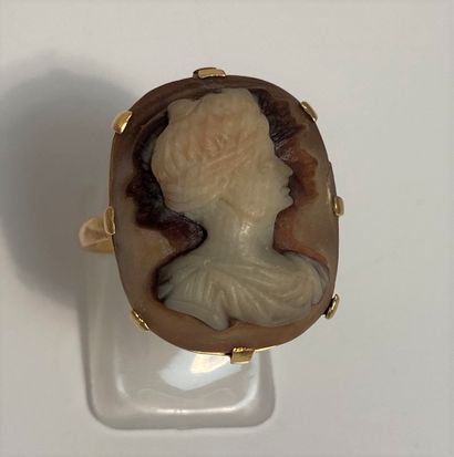 null Yellow gold ring, decorated with a cameo on agate representing three profiles....