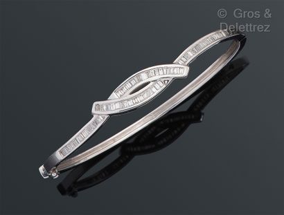 null Bracelet « Jonc ouvrant » en or gris, formant un nœud serti de diamants baguettes....