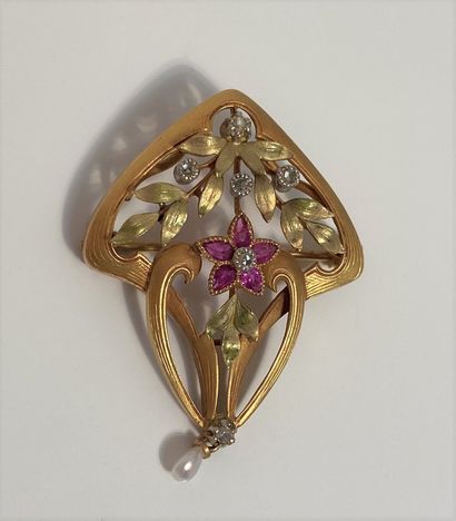 null Broche « Art Nouveau » en or jaune, composée d’ogives soulignées de fleur et...