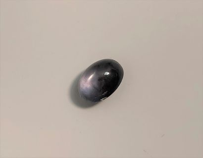 null Grey blue sapphire cabochon shape on paper. Weight : 3,25 carats.