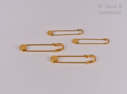 HERMES Paris Set of four gold-plated safety pins with a saddle nail design.