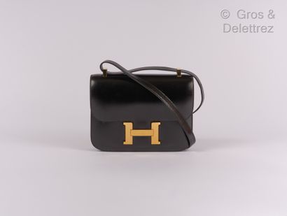 HERMÈS Paris made in France Sac « Constance » 23 cm en box noir, fermoir « H » plaqué...