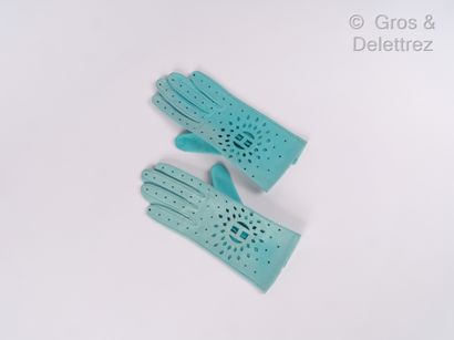 HERMÈS Paris made in France Paire de gants en chevreau turquoise ajouré sur un motif...