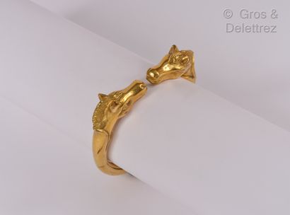 HERMES Paris par Ravinet Denfert Bracelet « Galop » à deux têtes en métal doré. Diamètre...