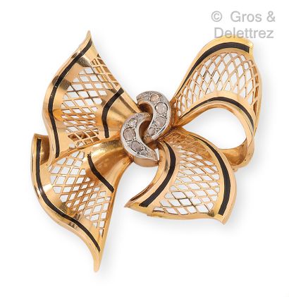 null 
Brooch "Ribbon" in pink gold (14K) and platinum openwork crosses highlighted...