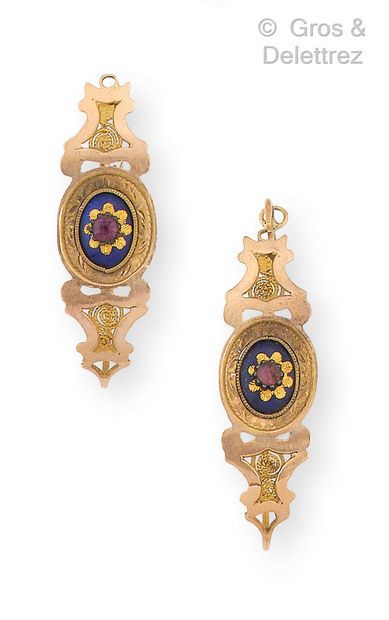 null Lot composed of two pairs of earrings "Poissardes" in yellow gold filigree and...