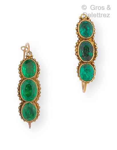 null Lot composed of two pairs of earrings "Poissardes" in yellow gold filigree and...