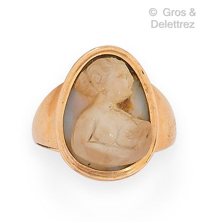 null Yellow gold ring, decorated with a cameo on agate representing Charity. Finger...