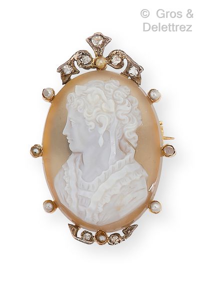 null Yellow gold brooch, decorated with a cameo on agate representing a woman in...