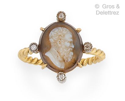 null Yellow gold ring, decorated with a cameo on agate representing the profile of...