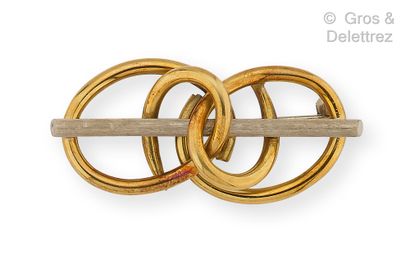 null Modernist brooch in yellow gold with a stylized "knot" motif centered on a brushed...
