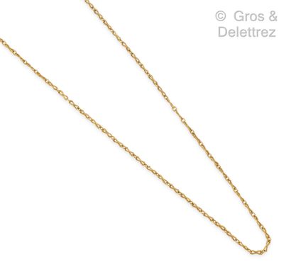 null Yellow gold chain with chiseled links. Spring clasp with its safety chain. Length:...