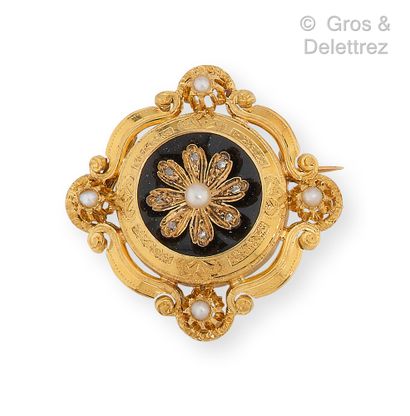 null Yellow gold "Polylobe" brooch, composed of scrolls chiseled with partially enameled...