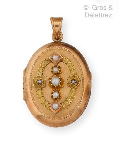 null Two-tone gold pendant "Picture holder" decorated with garlands and flowers and...